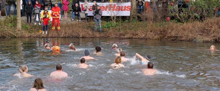 Neujahrsschwimmen für den guten Zweck (Unterhaltung / Freizeit | Rheinau)